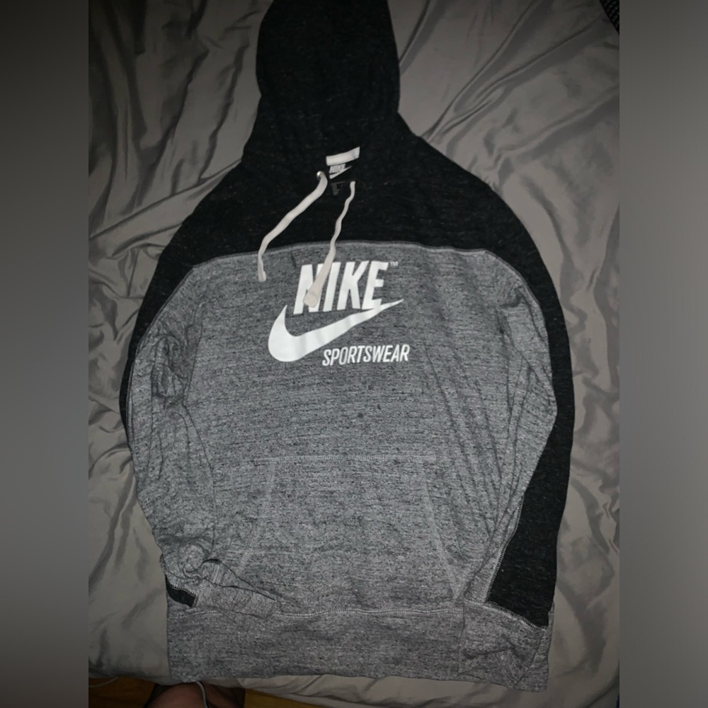 Women’s size medium Nike pullover hoodie